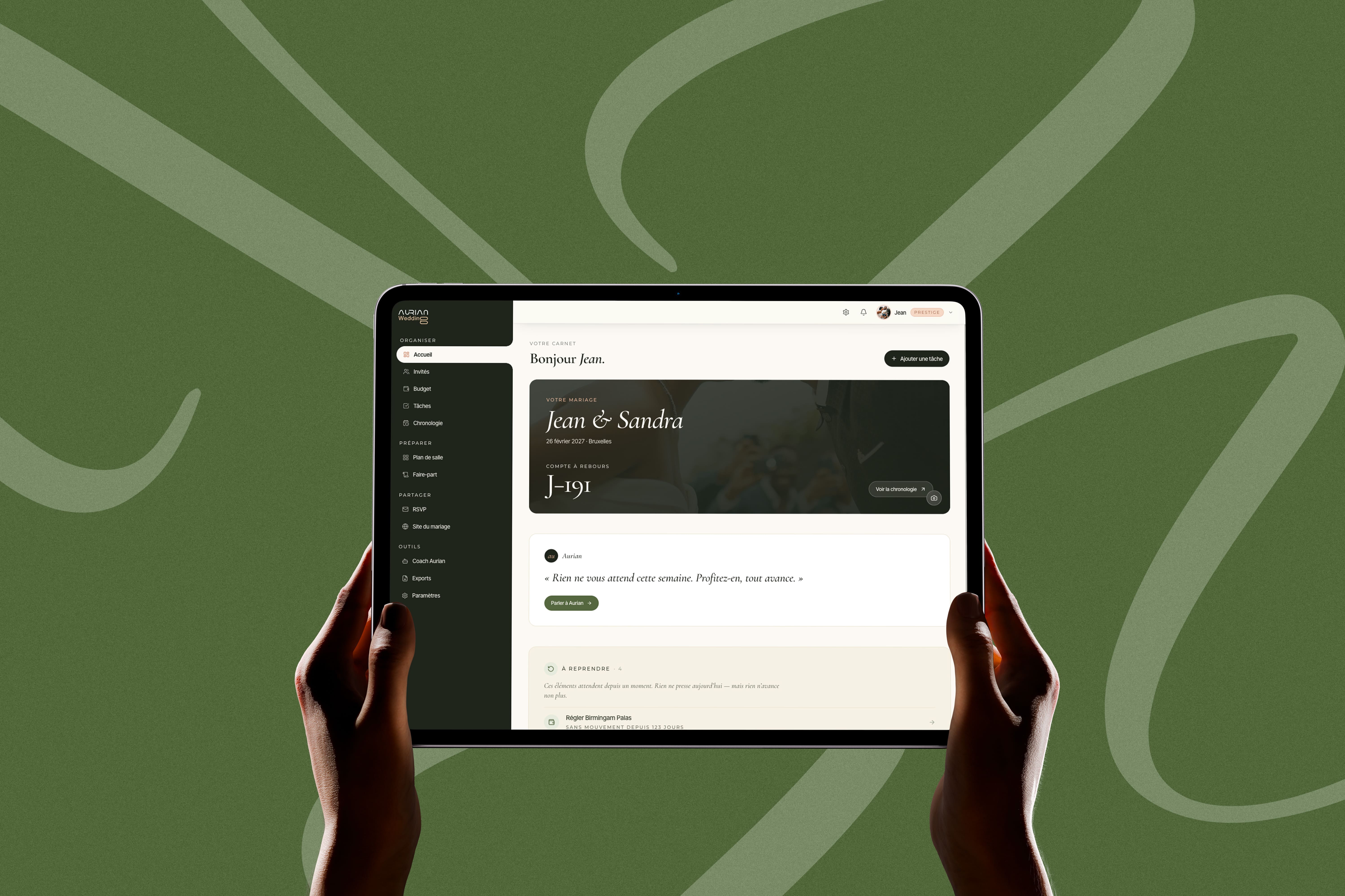 Le carnet d'un couple ouvert sur une tablette : compte à rebours, message d'Aurian et éléments à reprendre.